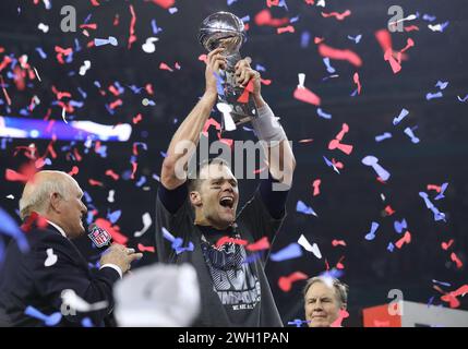 Houston, États-Unis. 05th Feb, 2017. Tom Brady remporte le trophée Lombardi, remportant son cinquième titre au Super Bowl, alors que les Patriots de la Nouvelle-Angleterre battent les Falcons d'Atlanta 34-28 au Super Bowl LI le 5 février 2017, au NRG Stadium de Houston. (Photo de Curtis Compton/Atlanta Journal-Constitution/TNS/Sipa USA) crédit : Sipa USA/Alamy Live News Banque D'Images