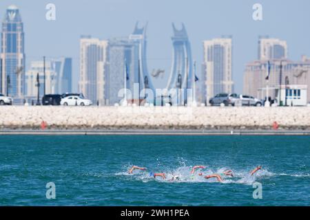 Doha, Qatar. 7 février 2024. Les nageuses participent à la finale féminine de 5 km en eau libre aux Championnats du monde de natation 2024 à Doha, Qatar, le 7 février 2024. Crédit : du Yu/Xinhua/Alamy Live News Banque D'Images