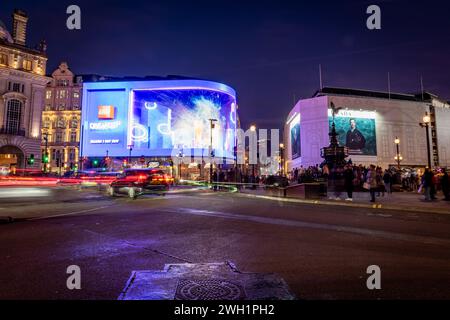 Londres. UK- 02.04.2024. Une vue nocturne longue exposition de Piccadilly Circus avec des sentiers de lumière de voyage et le Piccadilly Light. Banque D'Images