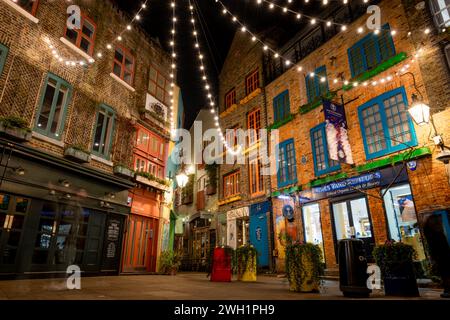 Londres. UK- 02.04.2024. Une vue nocturne de Neal's Yard montrant ses entrepôts victoriens colorés. Banque D'Images