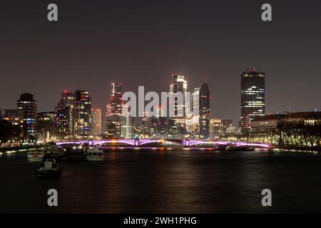 Londres. UK- 02.04.2024. Vue nocturne générale de la ville depuis le pont Westminster sur la Tamise et les gratte-ciel modernes Banque D'Images