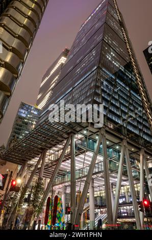 Londres. UK-02.02.2024. Une vue nocturne sur la rue à angle bas du bâtiment Leadenhall dans le quartier financier de la ville. Banque D'Images