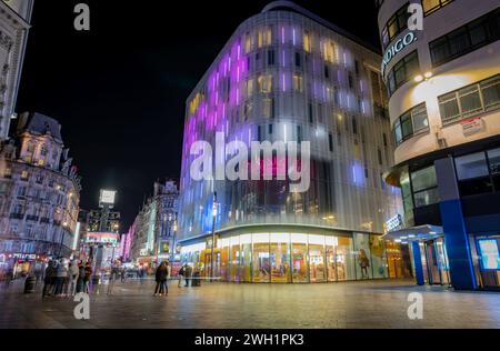 Londres. UK- 02.04.2024. Une vue de nuit de Leicester Square regardant vers le bâtiment Swiss Centre. Banque D'Images