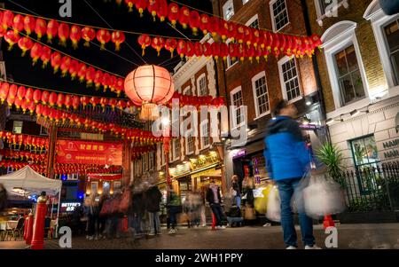 Londres. UK- 02.04.2024. Une vue nocturne longue exposition de China Town décorée de lanternes colorées pour la célébration du nouvel an chinois à venir. Banque D'Images