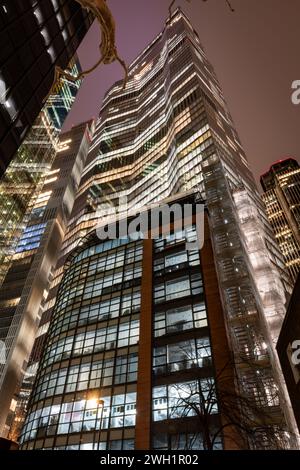 Londres. UK-02.02.2024. Une vue extérieure nocturne du gratte-ciel Twentytwo dans le quartier financier de la capitale. Banque D'Images