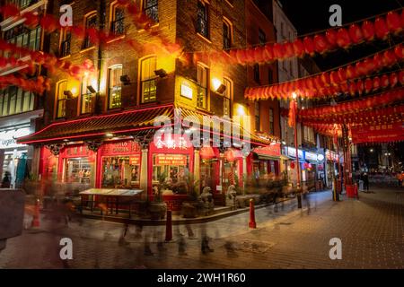 Londres. UK- 02.04.2024. Une vue nocturne longue exposition de China Town montrant l'un de ses nombreux restaurants et décoré avec des lanternes colorées pour th Banque D'Images