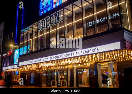 Londres. UK- 02.04.2024. Extérieur vue nocturne de la façade et entrée du cinéma Odéon à Leicester Square. Banque D'Images