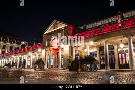 Londres. UK- 02.04.2024. Une vue extérieure nocturne du bâtiment Covent Garden. Banque D'Images