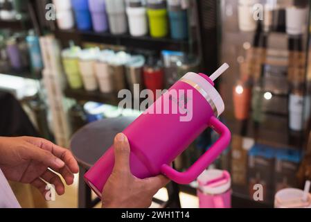 Mains tiennent un gobelet Stanley dans un magasin le 1er février 2024, à Bangkok, Thaïlande. Banque D'Images