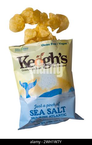 Sachet de Keogh's juste une pincée de sel de mer de l'Irish Atlantic chips délicieusement fraîches Irish Potato chips isolées sur fond blanc Banque D'Images
