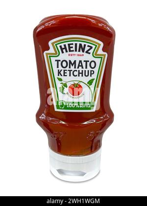 Italia - 31 janvier 2024 : sauce Heinz Tomato ketchup en flacon souple en plastique isolé sur blanc avec chemin de coupe inclus. Classique American Ketch Banque D'Images