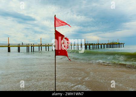 Drapeau avec interdiction de baignade se développe dans le vent, plage de la côte Atlantique, Villa Gesell, Argentine, 02.01.2024 Banque D'Images