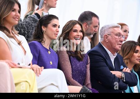 Emerson Tenney, Teri Hatcher und Helmut Schlotterer BEI der Marc Cain Fashion Show auf der Berlin Fashion week automne/hiver 2024 in der Arena Berlin. Berlin, 06.02.2024 *** Emerson Tenney, Teri Hatcher et Helmut Schlotterer au défilé Marc Cain à la Fashion week automne hiver 2024 à l'Arena Berlin Berlin, 06 02 2024 Foto:XF.xKernx/xFuturexImagex cain 4332 Banque D'Images