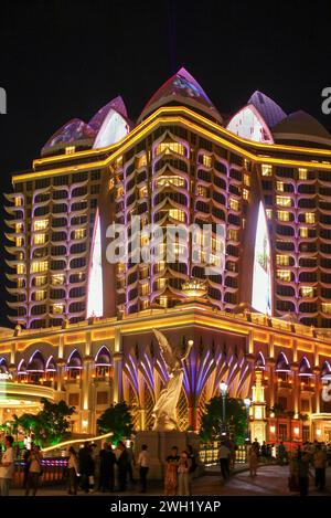 Bokeo, Laos. 25 janvier 2024. Les visiteurs se promènent devant le complexe du casino Kings Romans et le Kapok Star Hotel dans le complexe du casino Kings Romans. Le complexe Kings Romans Casino dans la zone économique spéciale du Triangle d'Or (GTSEZ) la zone a une superficie d'environ 3 000 hectares et a été créée en 2007. Par le gouvernement lao en collaboration avec la société chinoise enregistrée à Hong Kong Kings Romans Group dans l'espoir de générer le développement économique. (Crédit image : © Pongmanat Tasiri/SOPA images via ZUMA Press Wire) USAGE ÉDITORIAL SEULEMENT! Non destiné à UN USAGE commercial ! Banque D'Images