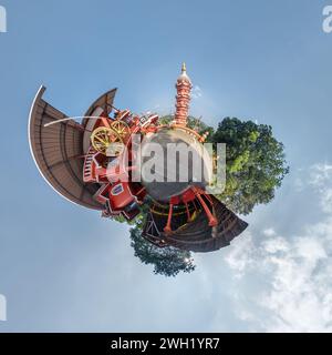 Petite planète avec temple hindu maruti de la déesse des singes hanuman dans la jungle dans le village tropique indien sur la petite planète dans le ciel bleu, transformation de sphérique Banque D'Images