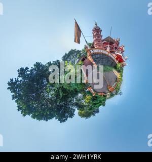 Petite planète avec temple hindu maruti de la déesse des singes hanuman dans la jungle dans le village tropique indien sur la petite planète dans le ciel bleu, transformation de sphérique Banque D'Images