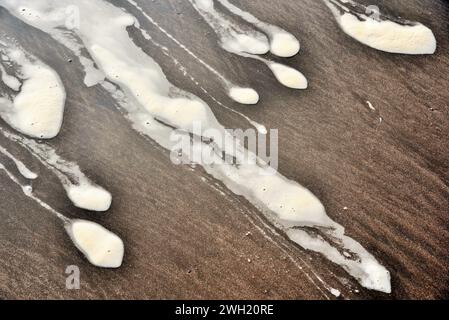 Surf sur sable, plage de Bhagal, Valsad, Gujarat, Inde, Asie Banque D'Images