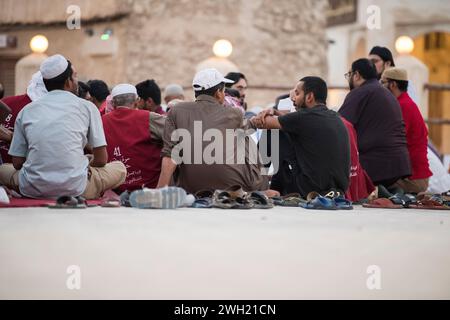 Doha, Qatar, 15 avril 2023 : iftar pendant le ramadan dans la cour de la mosquée de Doha, Qatar. Banque D'Images