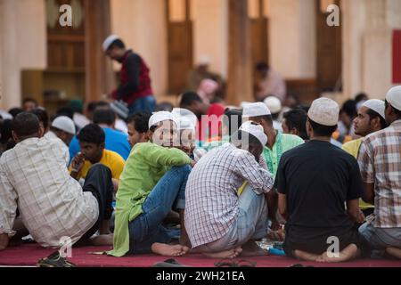 Doha, Qatar, 15 avril 2023 : iftar pendant le ramadan dans la cour de la mosquée de Doha, Qatar. Banque D'Images