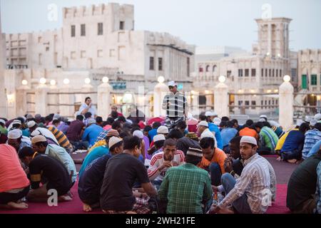 Doha, Qatar, 15 avril 2023 : iftar pendant le ramadan dans la cour de la mosquée de Doha, Qatar. Banque D'Images