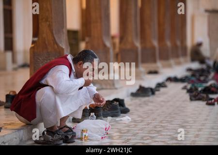 Doha, Qatar, 15 avril 2023 : iftar pendant le ramadan dans la cour de la mosquée de Doha, Qatar. Banque D'Images