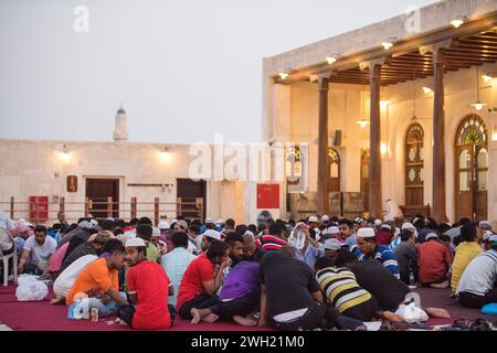 Doha, Qatar, 15 avril 2023 : iftar pendant le ramadan dans la cour de la mosquée de Doha, Qatar. Banque D'Images