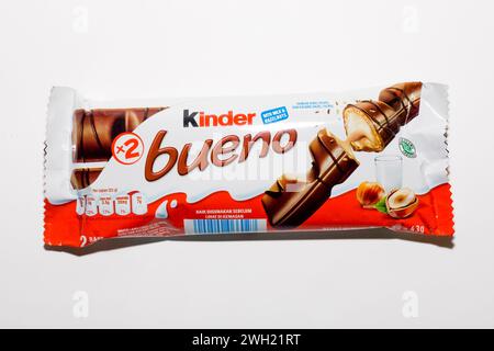 Gros plan un paquet de chocolat Kinder Bueno isolé sur fond blanc. vue de face Banque D'Images