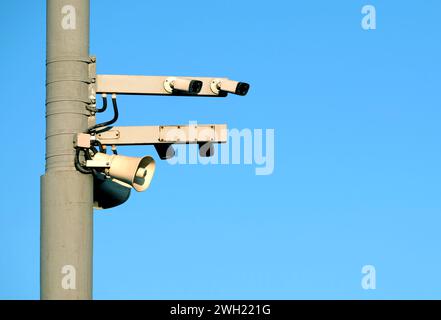 Caméras de sécurité routière montées sur le poteau contre le ciel bleu clair sans nuages Banque D'Images