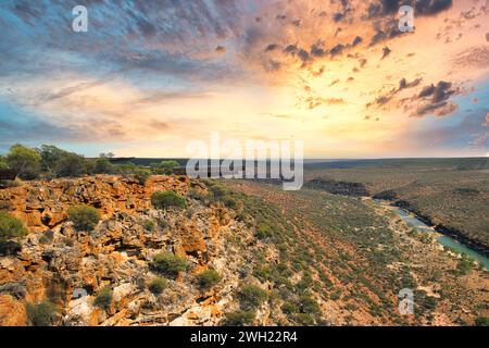 Coucher de soleil enflammé sur la vaste étendue du parc national de Kalbarri, Australie occidentale, Skywalk sur le canyon de la rivière Murchison sur la gauche Banque D'Images