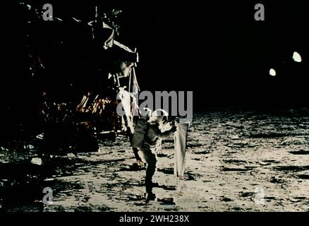 L'austronaute américain Neil Armstrong marche sur la surface de la Lune lors de la mission Apollo 11, 1969 Banque D'Images