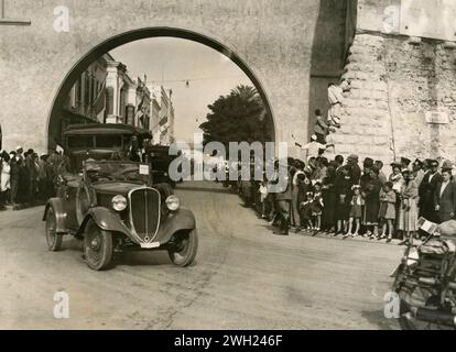 La deuxième migration des colons ruraux italiens en Libye : colonnes de camions transportant les ruraux vers les fermes de Gebel Cyrenaico dans les rues de Tripoli, Libye 1938 Banque D'Images