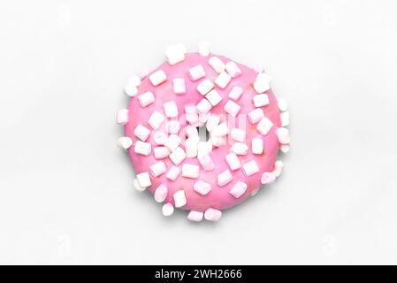 Délicieux beignet sur fond blanc. Donut simple avec guimauve, vue de dessus Banque D'Images