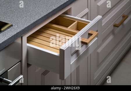 Organisateur de tiroirs de cuisine en bois, porte-ustensiles pour outils de cuisine ou salle de bain, détails de meubles. Banque D'Images