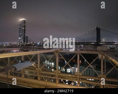 Pont de Manhattan depuis Brooklyn Bridge la nuit New York City USA Banque D'Images
