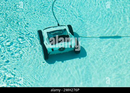 Robot robot nettoyeur automatique de piscine Polaris VRX sur le fond de la piscine à Los angeles en californie Banque D'Images