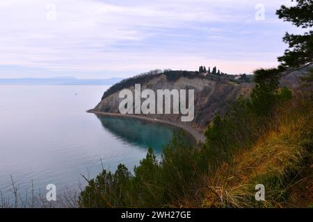 Vue de la baie de la Lune à Strunjan sur la côte de la mer Adriatique à Primorska, Slovénie Banque D'Images