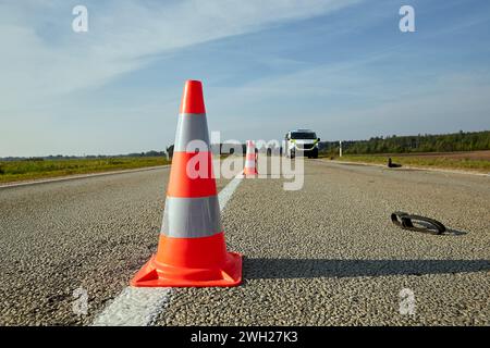 19 septembre 2023, Kegums, Lettonie, moto endommagée sur la route de campagne sur les lieux d'un accident Banque D'Images