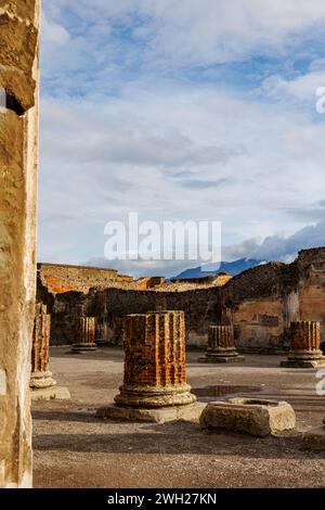 Visite de la ville de Pompéi qui a été couverte de cendres volcaniques après l'éruption du Vésuve, lieux touristiques en Italie. Banque D'Images