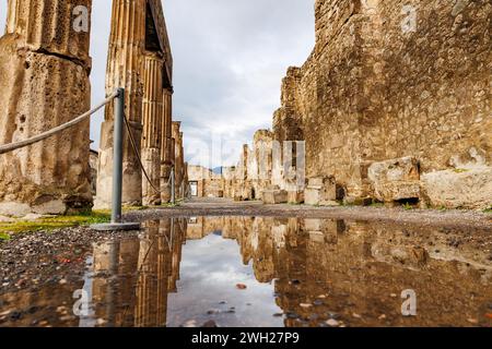 Visite de la ville de Pompéi qui a été couverte de cendres volcaniques après l'éruption du Vésuve, lieux touristiques en Italie. Banque D'Images