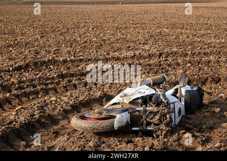 19 septembre 2023, Kegums, Lettonie, moto endommagée sur la route de campagne sur les lieux d'un accident Banque D'Images