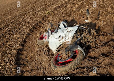 19 septembre 2023, Kegums, Lettonie, moto endommagée sur la route de campagne sur les lieux d'un accident Banque D'Images