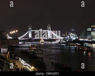 Toer Bridge Londres Angleterre Royaume-Uni la nuit Banque D'Images