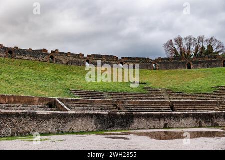 Visite de la ville de Pompéi qui a été couverte de cendres volcaniques après l'éruption du Vésuve, lieux touristiques en Italie. Banque D'Images