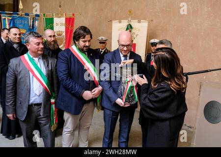 Foto Mauro Scrobogna/LaPresse 07-02-2024 Roma (Italia) - Politica - Camera dei Deputati, arrivo della Fiaccola benedettina 'Pro-Pace et Europa Una' - benedetta da Papa Francesco - Nella foto: il Presidente della Camera Lorenzo Fontana, il vicesindaco di Norcia, Giuliano Boccanera e i sindaci di Subiaco, Domenico Petrini, di Cassino, Enzo Salera. 07 février 2024 Rome (Italie)- politique - Chambre des députés, arrivée du flambeau bénédictin 'Pro-Pace et Europa una' - béni par le Pape François - sur la photo : le Président de la Chambre Lorenzo Fontana, le maire adjoint de Norcia, Giuliano Bo Banque D'Images