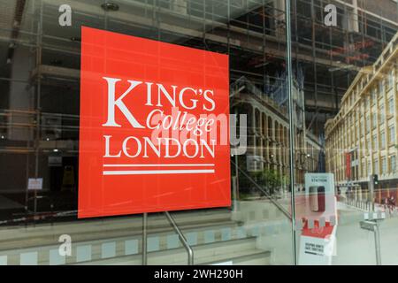 King's College London signe sur le mur de verre à côté de l'entrée, Londres, Royaume-Uni Banque D'Images