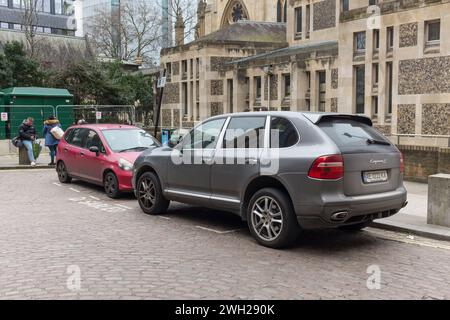 Grand SUV avec plaque d'immatriculation ukrainienne sans déchets bleus garé dans l'espace de stationnement pour handicapés, Londres, Royaume-Uni Banque D'Images