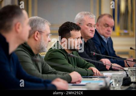 Kiev, Ukraine. 06th Feb, 2024. Une photo montre le Président ukrainien Volodymyr Zelensky rencontrer le Directeur général de l’AIEA et son équipe à Kiev, Ukraine, le 6 février 2024, en préparation de sa visite à la centrale nucléaire de Zaporizhzya. Photo de l'AIEA via ABACAPRESS.COM crédit : Abaca Press/Alamy Live News Banque D'Images