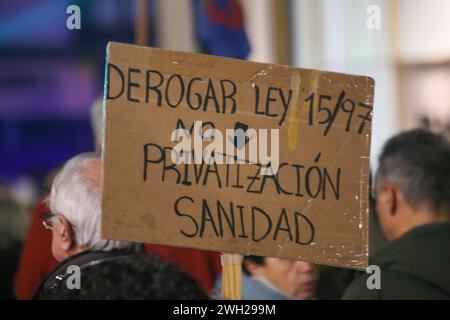 Gijon, Espagne. 06th Feb, 2024. Gijón, Espagne, 6 février 2024 : affiche avec « abrogation de la loi 15/97, pas de privatisation des soins de santé » lors de la manifestation pour des soins de santé publics de qualité, le 6 février 2024, à Gijón, Espagne. (Photo d'Alberto Brevers/Pacific Press) crédit : Pacific Press Media production Corp./Alamy Live News Banque D'Images