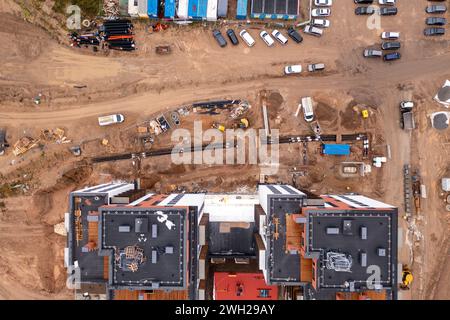 Photographie par drone d'un immeuble d'appartements à plusieurs étages construit par des ouvriers de la construction pendant la journée d'automne Banque D'Images
