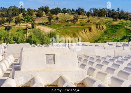 FES, Maroc - 31 mars 2023 : vue sur les pierres tombales dans le cimetière juif, à Fes, Maroc Banque D'Images